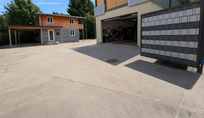 EKS KFZ-Werkstatt — Werkstattgebäude und Parkplatz